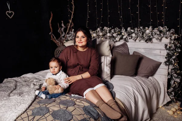 Gelukkig Moeder Zoon Poseren Bed — Stockfoto