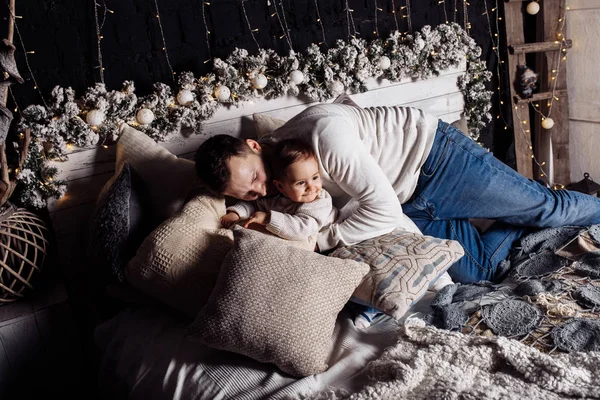 Yatağa Eğleniyor Oğluyla Mutlu Genç Baba — Stok fotoğraf