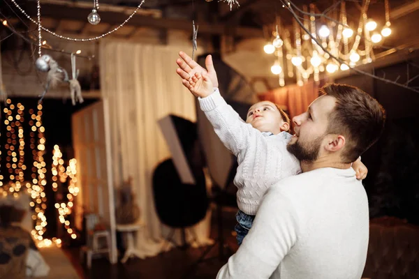 Mutlu genç baba oğluyla Noel dekorasyon arıyorsunuz 