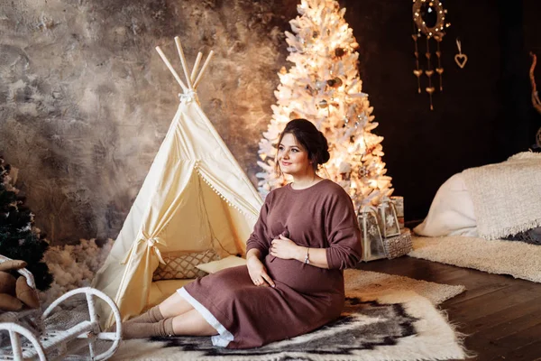 çadır tarafından mutlu güzel bir hamile kadın