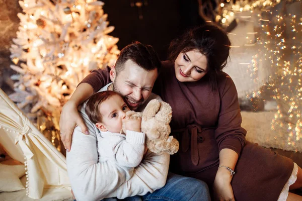 Mutlu genç aile Noel ağacı tarafından poz