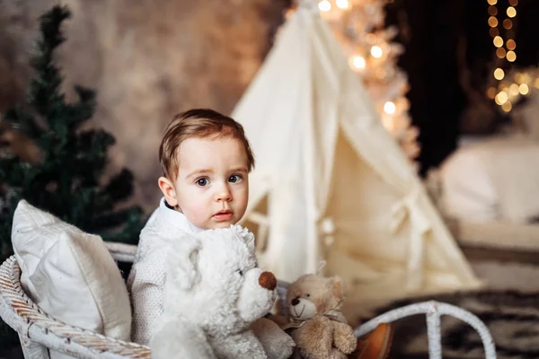 Joyeux Garçon Mignon Assis Dans Chaise — Photo