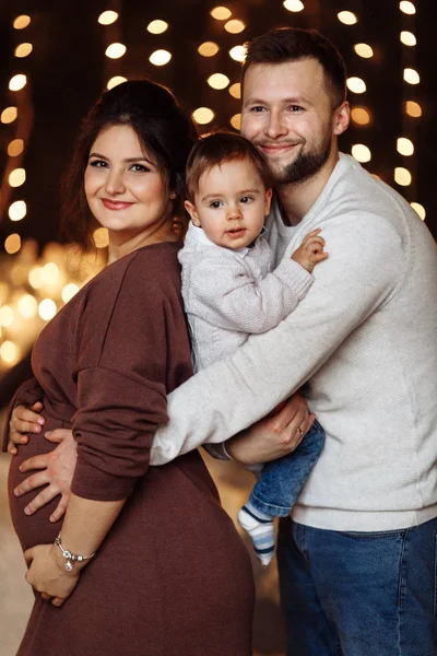 Familia Joven Feliz Posando Casa — Foto de Stock