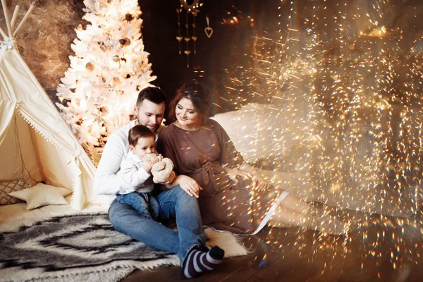 Mladá Rodina Představuje Vánoční Stromeček — Stock fotografie