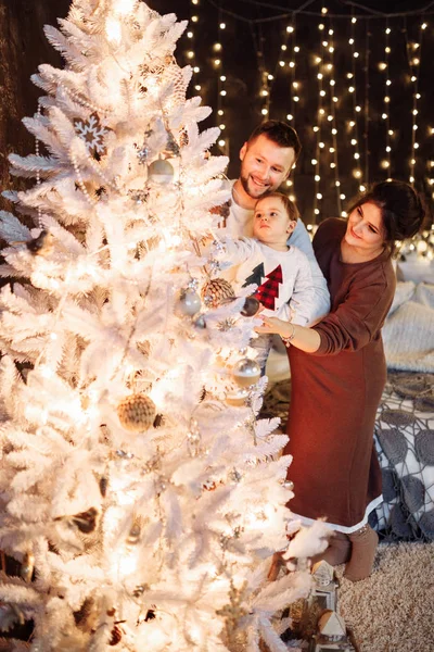 Mutlu genç aile Noel ağacı süsleme