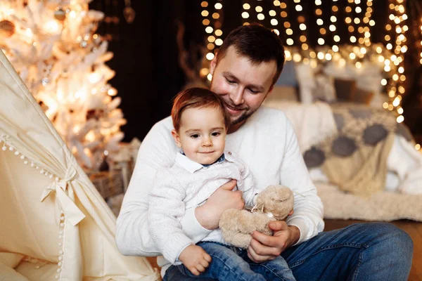 Çadırın oturan oğluyla mutlu genç baba 