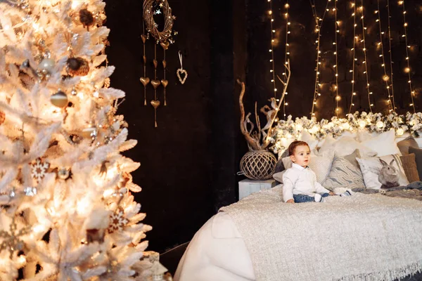 Gelukkig Schattig Jongen Spelen Bed — Stockfoto