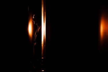 yakışıklı delikanlı karanlıkta poz