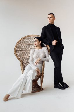 Studio poz harika genç çift