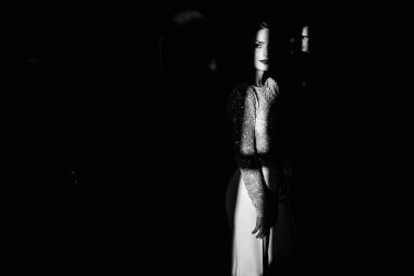 Güzel genç romantik çift karanlıkta poz 