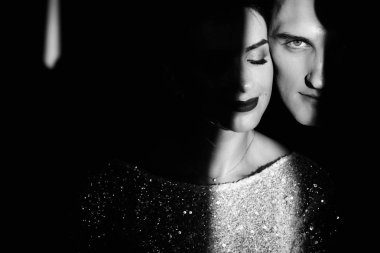 Güzel genç romantik çift karanlıkta poz 