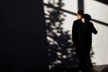 Genç yakışıklı adam poz veriyor. 