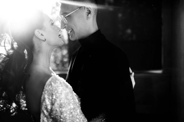 Güzel genç mutlu çifte sarılma 