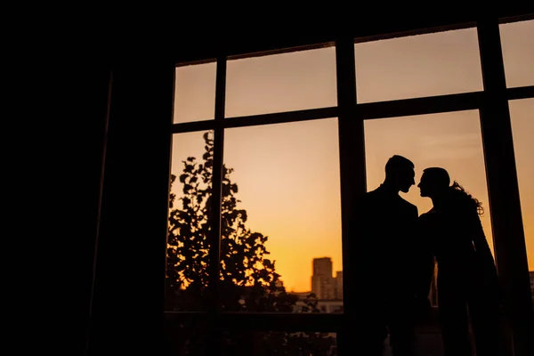 Hermosa Joven Pareja Posando Atardecer —  Fotos de Stock