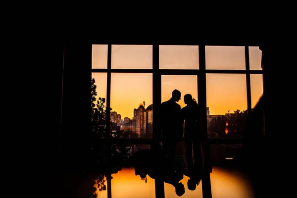 在日落时摆姿势的美丽的年轻夫妇 — 图库照片