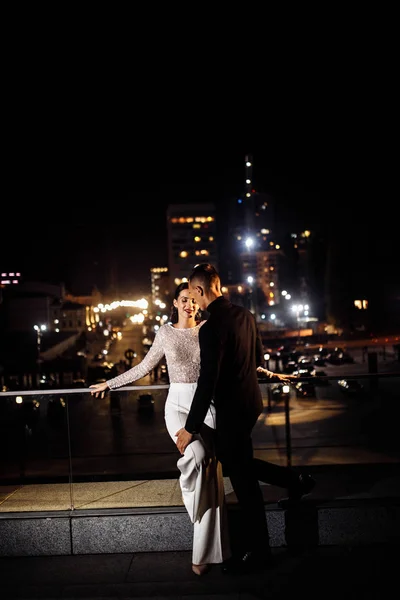 夜ポーズ美しい幸せなカップル — ストック写真