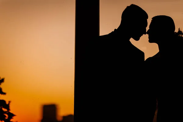 Schönes Junges Paar Posiert Bei Sonnenuntergang — Stockfoto