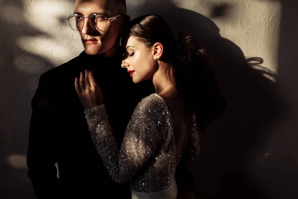Güzel genç romantik çift poz 