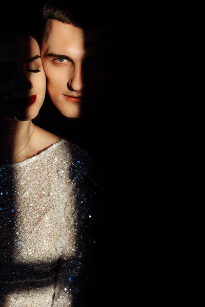 Güzel Genç Romantik Çift Karanlıkta Poz — Stok fotoğraf