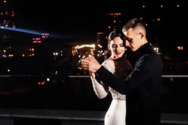 Vackra Lyckliga Paret Dansar Natten — Stockfoto