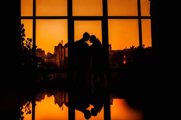 Beautiful Young Couple Posing Sunset — Stock Photo, Image