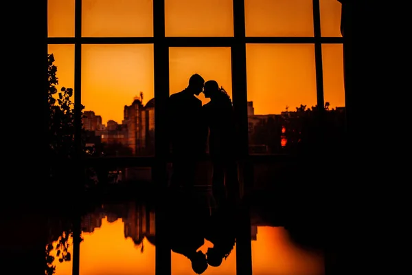 Hermosa Joven Pareja Posando Atardecer —  Fotos de Stock