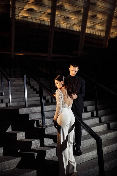 Красивая Молодая Пара Позирует Лестнице Ночью — стоковое фото