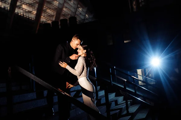 Красивая Молодая Пара Позирует Лестнице Ночью — стоковое фото