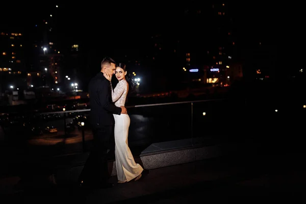 Vackra Lyckliga Paret Poserar Natten — Stockfoto
