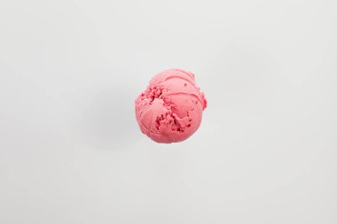 Beyaz arka planda lezzetli dondurma, yakın