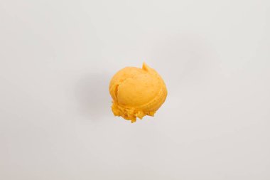 Beyaz arka planda lezzetli dondurma, yakın