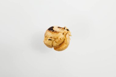 Beyaz arka planda lezzetli dondurma, yakın