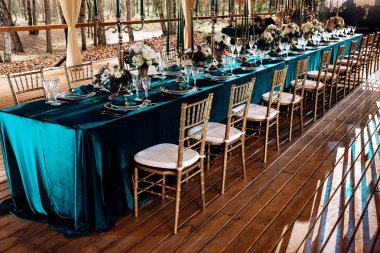 Masanın güzel düğün günü dekorasyonu 