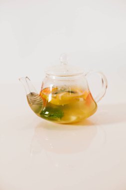 beyaz arka plan üzerinde demlik meyve çayı