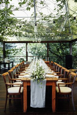 Masanın güzel düğün günü dekorasyonu 