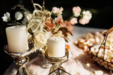 Düğün masasında dekoratif mumlar.