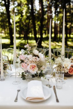 Masanın güzel düğün günü dekorasyonu 