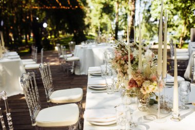 Güzel düğün günü masa dekorasyonu 