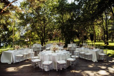 Güzel düğün günü masa dekorasyonu 