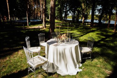 Masanın güzel düğün günü dekorasyonu 