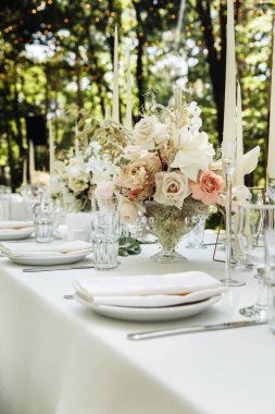 Düğün masasında dekoratif mumlar.