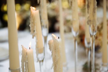 güzel düğün günü dekorasyon mumlar ile