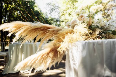 düğün çiçek dekorile masanın yakın çekim