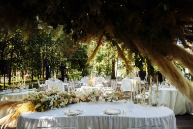 Güzel düğün günü masa dekorasyonu