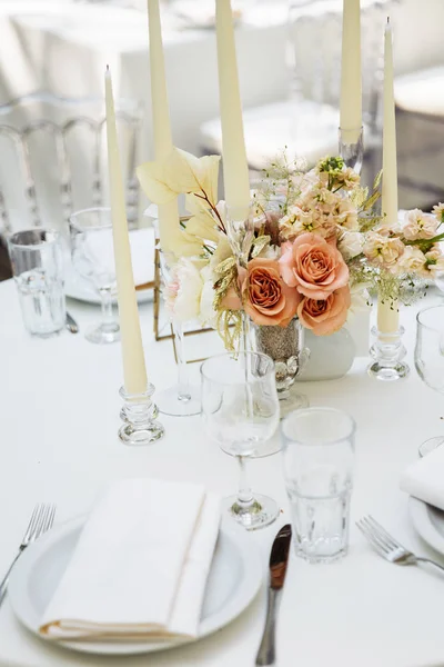 Bella Decorazione Giorno Del Matrimonio Tavolo Con Candele — Foto Stock