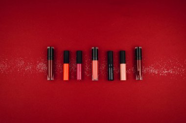 Pembe ve kırmızı dudak parlatıcıları.