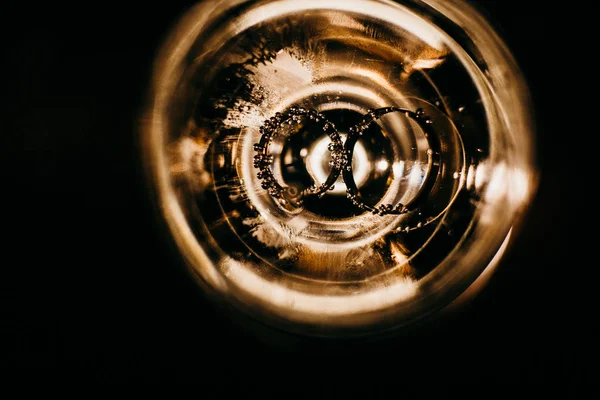 Vackra Vigselringar Champagneglas Närbild — Stockfoto
