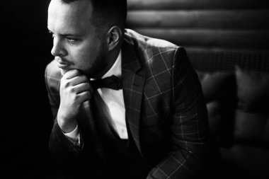 Genç yakışıklı mutlu adam poz