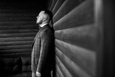 Genç yakışıklı mutlu adam poz