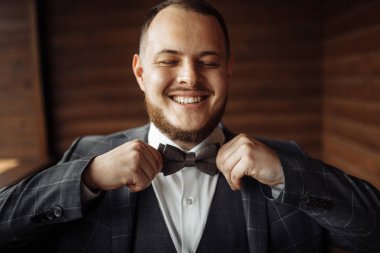 Genç yakışıklı mutlu adam poz